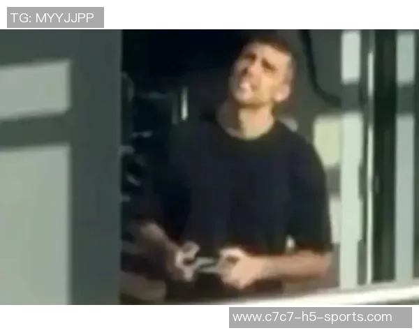 罗德里戈禁区遭侵犯小腿受击倒地VAR却选择沉默引发争议 罗德里戈禁区遭侵犯小腿受击倒地VAR却选择沉默引发争议